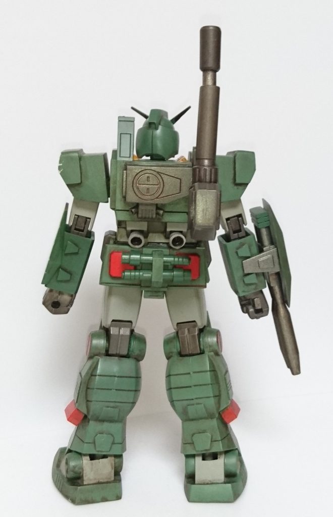 ビームサーベルを装備させたかったので、腰後ろにプラ板を加工したラックを取り付けています。ロケット砲はハイパーバズーカを改造したものに取替えて、気持ち大型化させています。