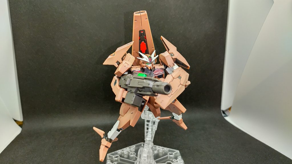 獲物であるビームデフューズガンを構えて。ショットガン(散弾銃)とは言わず、デフューズ(拡散)とする当たり命名に拘りが感じられます。