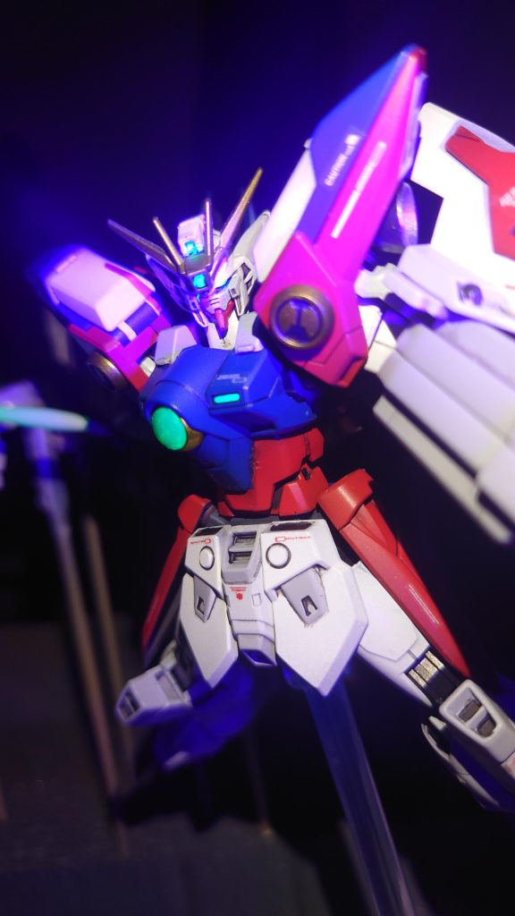 蛍光塗料で光ります。