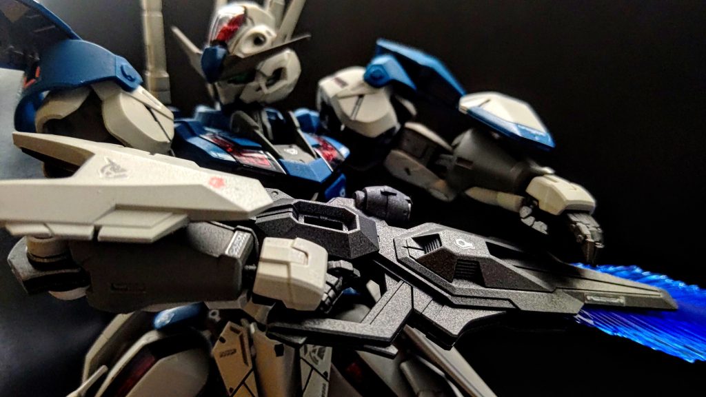 ビームサーベル、ブレイドの刃が青色でとてもかっこよいです。平手がついてくるのもホント嬉しいですね。横の写真で申し訳ありません。