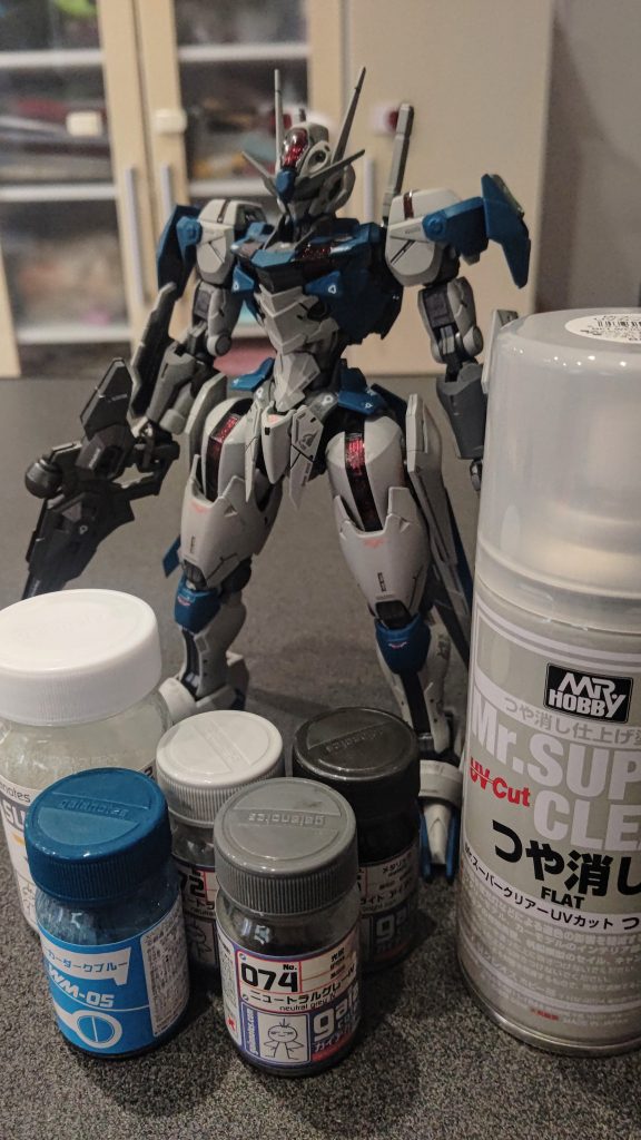 光を抑えるとこんな感じです。今回も調色なしです。武器、関節・スターブライトアイアン薄いグレー・ニュートラルグレーⅡ濃いグレー・ニュートラルグレーⅣブルー・下地にエヴォホワイト+ウォーカーブルーグレー(何個か白いパーツを青に塗装したため、色の差が出ないように下地を塗装しました)つや消しはスプレーでしちゃいました笑