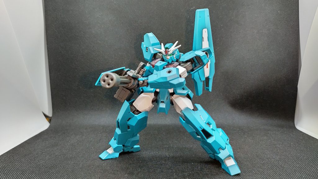 ガドリングを構えて。ガッチリした機体に重火器とくれば、こんなドッシリとしたポーズが好みです。