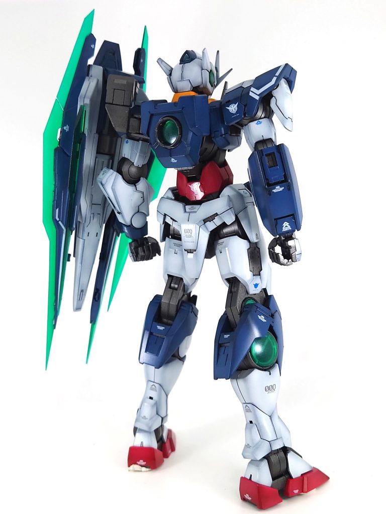 武装の都合で肩幅も違いアシンメトリーな見た目🙂クリアパーツはパール入りの蛍光塗料で塗装