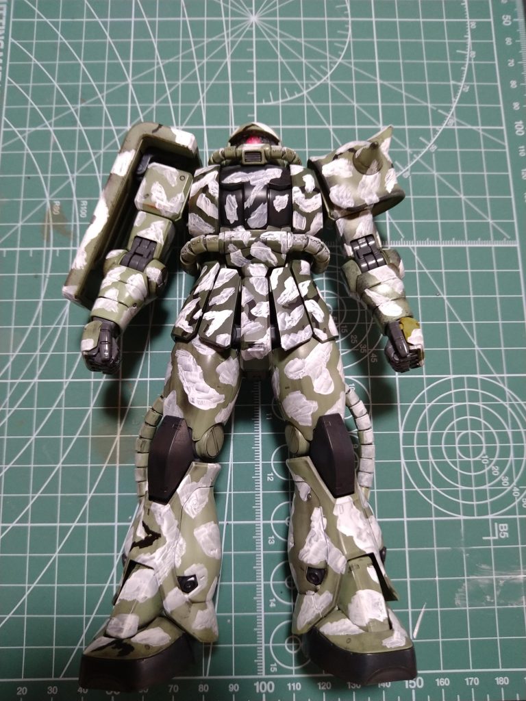 初めての冬季迷彩、いきなり作品にベタベタ塗る勇気はなく、ウチの『練習機ザク』くんに塗ってみました。いつもホントにありがとう🙇実在のAFVみたく現地でのあり合わせベタベタハケ塗りをイメージして。でも、何か違うというか🤔🤔🤔