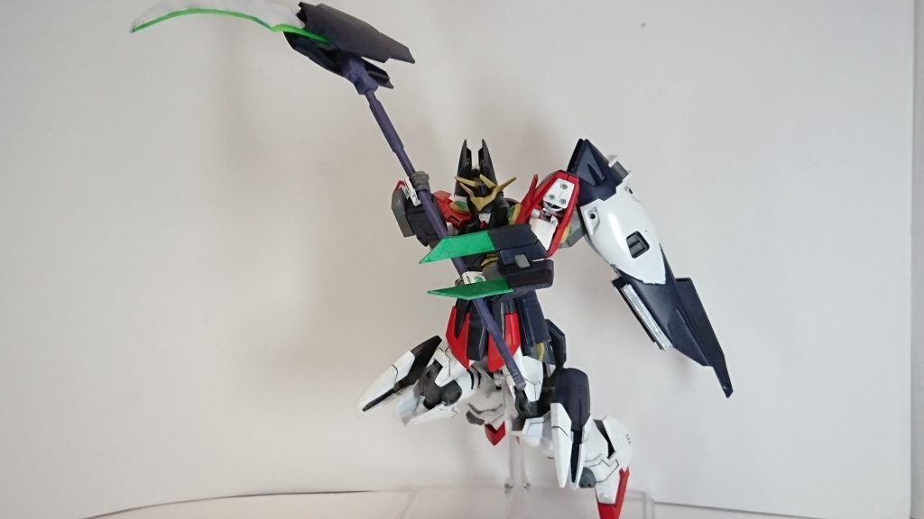 メイン武装のGNサイスデスサイズのビームサイスをベースに制作大型化に加え実体刃にしましたGNソードと同様に表面にGN粒子をコーティングすることが可能という設定