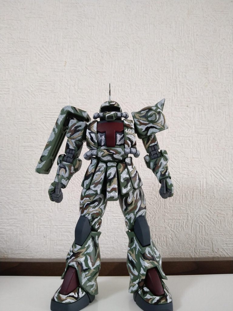 で、現地整備班(脳内w)の気持ちになってどうしようか考えました。『白く塗れって、こんなデカいのどうするんスか?』『真っ白にすんの?塗料もそんなないっスよ?』『班長、どうします?』『。。。下地のグリーンのトコだけ塗っとけ。』みたいな感じです。そして、『じゃあ、せいぜいカッコ良く塗ってやるか!』『ルトガー(本機のパイロットで中隊長)のオヤジにダッセえ迷彩着せらんねえしな(笑)』『ホント、ただでさえあの人ぁそういう頓着ねえからよ(笑)』『昨日の晩もカスリンに笑われてたな(笑)』『(笑)(笑)』というワケで、写真の様になりました。人がデカいハケで塗った様に、筆ムラは大量につけて、少し雑な感じに塗装しました。ね?決して手抜きしたワケではないのです😅