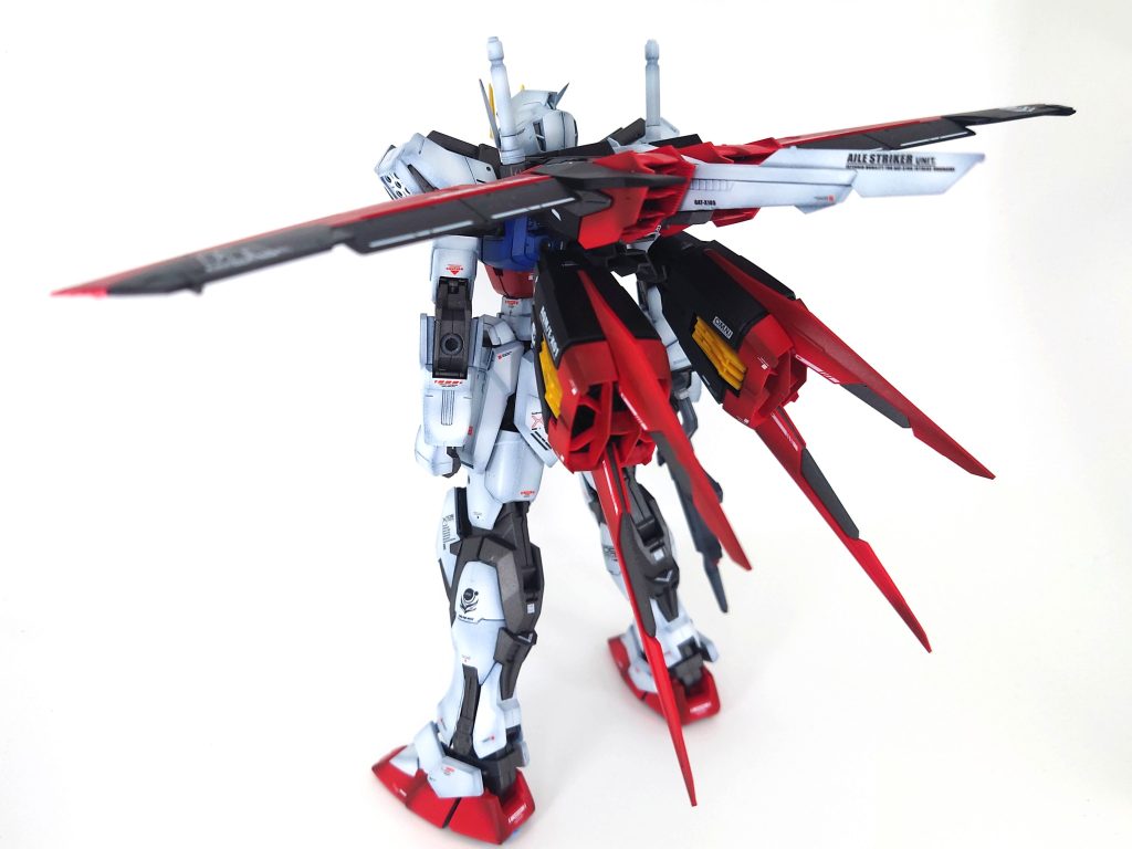 独特な形状のバックパックですね。宇宙世紀では見ないデザインデザイナーさんのセンスが凄い😆