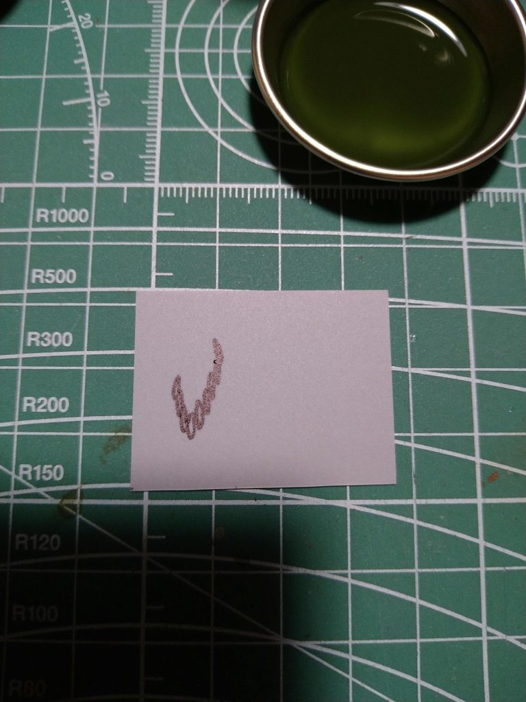 ここ最近、拙作をご覧頂いた方から迷彩パターンについて過分なお言葉を頂く事が増えました。とても嬉しい一方で、割と簡単な描き方なのでちょっと恐縮したりして。。そこで、最近描いている破片系パターンの手法をご紹介させて頂きます。もし良かったら、プラ版とかに試してみて下さいませ😊さてその描き方ですが、面相筆は原則使いません。最後に輪郭を整える程度です。ではどうするかというと、平筆一発描きです(笑)平筆を、普通は広い面で『ストローク』させますが、筆を90度回転、狭い方を『スタンプ』します。点描画みたいな感じですかね。写真では楕円形をたくさんペンで書いてますが、ひとつひとつが、平筆の跡だとイメージ下さい。これを進めたのが、次の写真です。