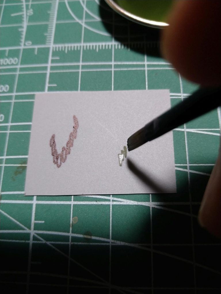 向かって左が先程のペン書き、右が平筆で3回ほどスタンプしたモノです。これをペン書きのマネをして進めていくと…