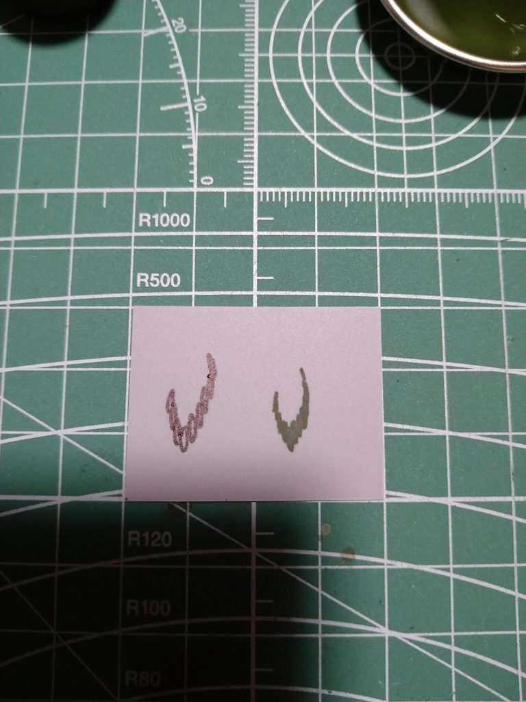 あら簡単(笑)もうそれっぽいパターンが描けましたね😊いい感じにギザギザ味も出ますし、出過ぎたら面相筆で輪郭だけ軽く撫でれば、筆ムラも殆どナシ!何せ重ね塗りではありませんので😁あ、塗料の粘度は、普段より少し薄めが良いと思います。それを普段より少し多めに筆に含ませてチョンチョンやっちゃって下さい。塩梅は主観ですので、ご自身のお好みで😊