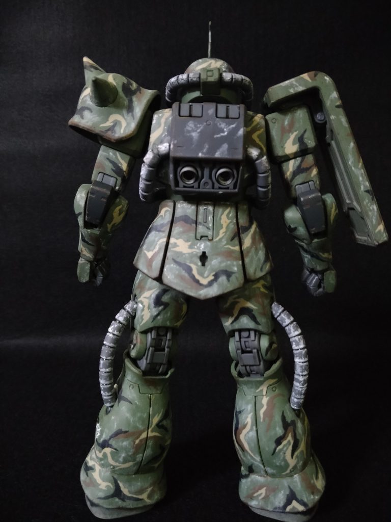 後。オデッサ陥落後の抵抗部隊な為、最低限の整備しか受けられない、という設定ですので、汚しも頑張りました!冬季迷彩の剥がしも普通の雨だれの様にはいかず、綿棒を使ってストレーキングを行うという、変わった表現方法を習得してしまいました😅汚しに関しては、今日時点の私のレベルとして『一切妥協していない』と断言できます!よければ色んな画像を拡大して見てやって下さいませ🙇