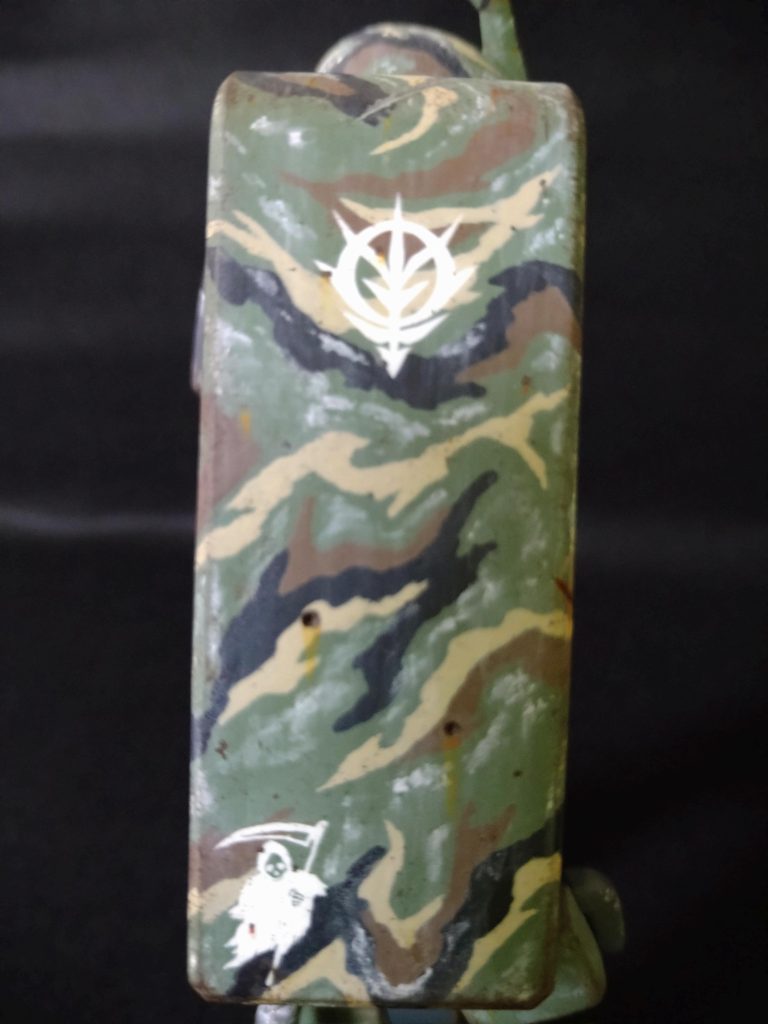 ラストは部隊章(左下のデカール)の描かれたシールド。本来は中隊規模に部隊章は許されていないが、特別に部隊章が制定される。部隊名は『デスサイズ』。尚、先行撹乱・陽動・威力偵察といった飛び道具的な役割を担う本部隊は、部隊カラーとしてマルーンを採用。戦闘時は瞬時に識別を行い、同士討回避に寄与している。以上、厨二的脳内設定を一部(笑)最後までご覧頂き、ありがとうございました。