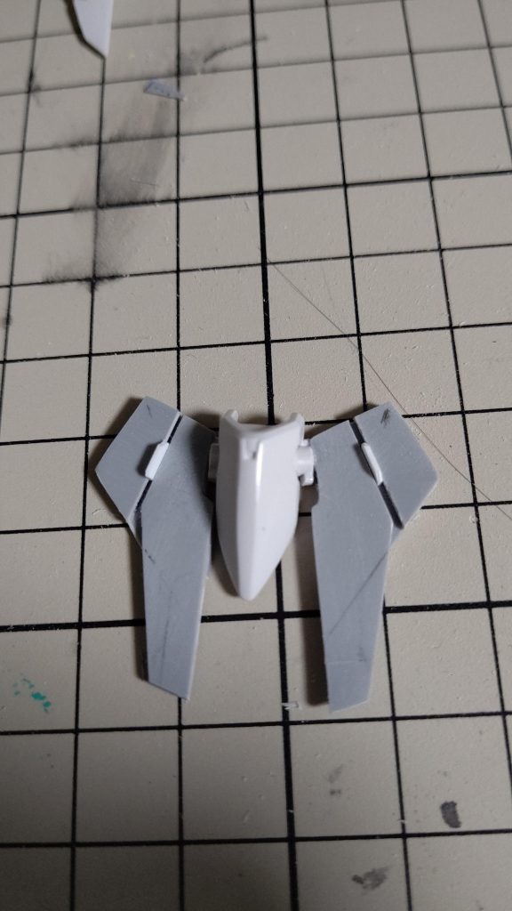 フロントスカートはスクラッチして大型化しています。そして既存のスカートは加工してショルダーへ装備しました