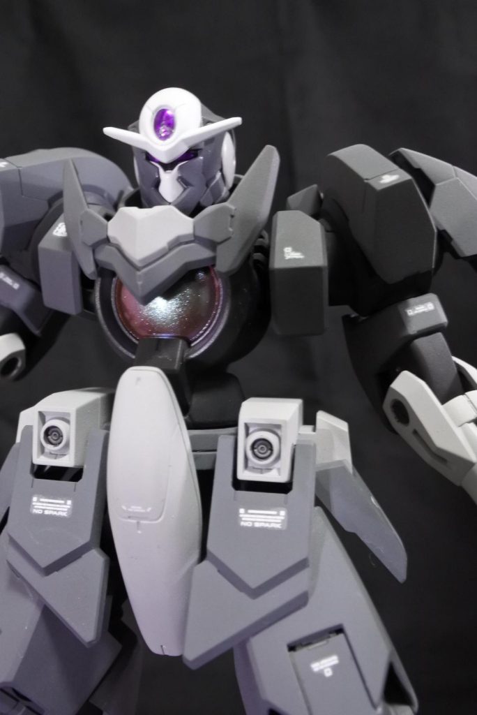 アップで1枚。胸部のGNドライブは今回塗料の関係で赤色にしました。キット付属のシールは使わず、100均に売ってるミラーネイルパウダーなるものをクリアーに混ぜてパーツの裏側に塗装しました。ステルスフィールド発生装置のクリアパーツも同じ様に塗装しています。結構いい感じに塗れたのでは!?