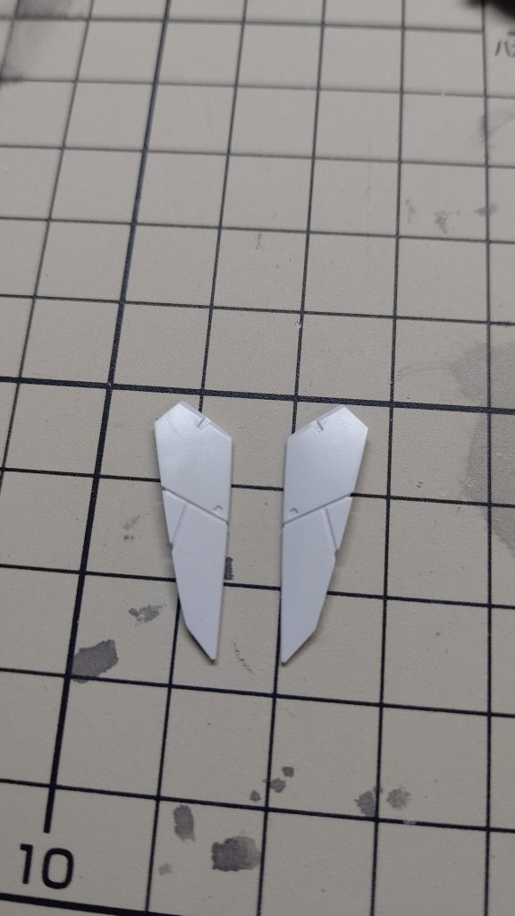 元々フロントスカートだったパーツはショルダーへ移動させました。このパーツが四枚欲しかったのでプラリペアを使って複製しました。