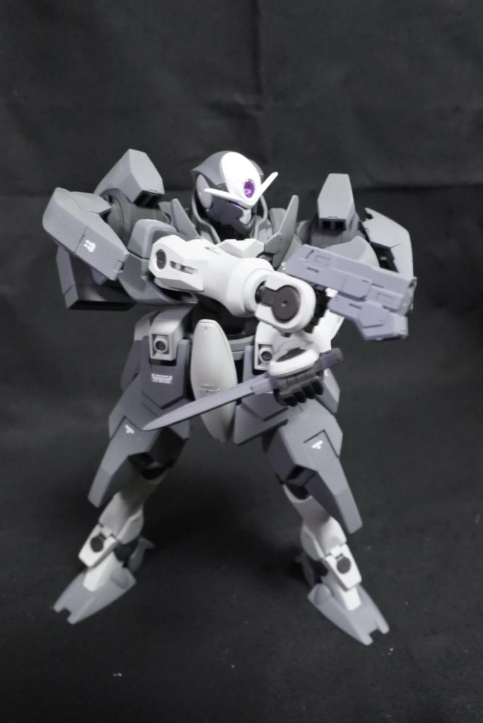 GNピストル+GNナイフ(何となくかっこいいから装備しました。一応リアスカートに2つをマウントできるアタッチメントも作りました。)以上が装備紹介となります。キット付属の装備の説明は割愛させていただきます。サーベルや増設粒子タンクなど個別で写真を撮ってない装備などもありますがメイン写真に写ってるものは全て装備可能です。ただし、今回使用したキットがジンクスIV type.GBFの方だったのでNGNバズーカはありません…