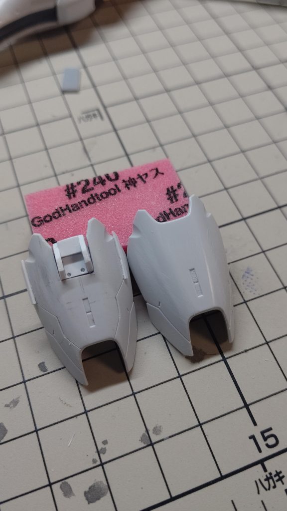 フトモモ部には開口してメカディティールを着けてみました。パーツが馴染むようにスジボリを追加。右がビフォー