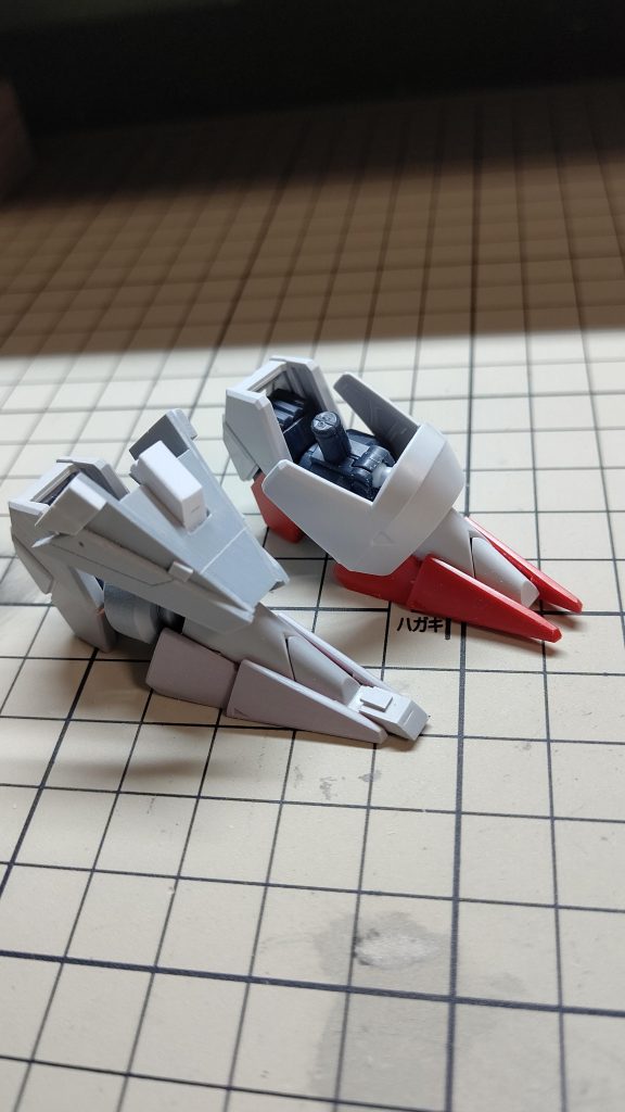 アンクルガードも大型化。上がビフォー下がアフター。爪先も少し延長してます。