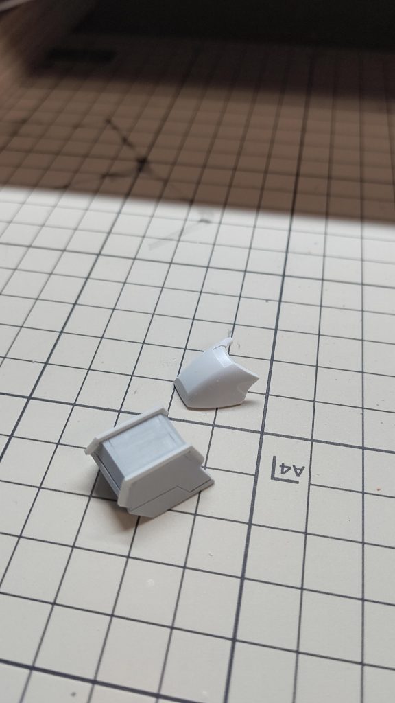 膝のアーマー部もスクラッチ。上がビフォーで下がアフター。下半身は全体的にスクエアなデザインに寄せています。