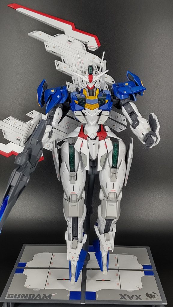普段ガンプラを撮影するときにあまり正面から撮ることはありませんが今回の完成品は正面アングルも好きです