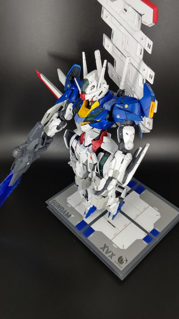 パーメット部は蛍光グリーンに塗装しました。またショルダーやスリッパ部はムーンガンダムのカラーをイメージしてブルーをチョイス。