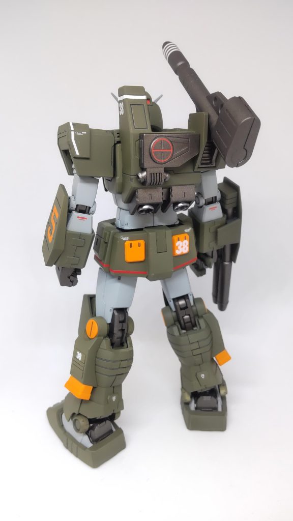 背面。バックパックは違和感があったのでカバーから塗り分けています。腰の3mm穴もカバーを作りました。サーベルラックを作っても良かったんですが、やはりバーニアとの位置に疑問点も残るもので……。