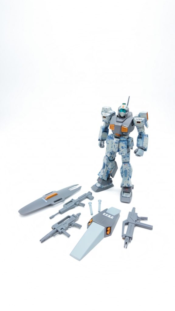 ベースはユニコーンカラーVer.のため、付属するのは「ジム・ライフル」「ビーム・サーベル(×2)」「専用シールド」の3つ。それに、「ビーム・ライフル(ジムⅡ,Ⅲ、ネモ等用)」、「(ジェガン等用)ビーム・ライフル」「(ジェガン用)シールド」の3つを加え、火器管制等を近代化したベテラン装備感を出しました。