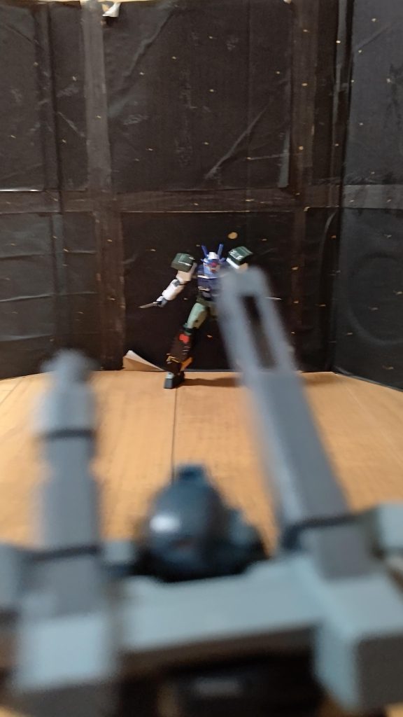 ジェスタに迫るエイルリント!!ジェスタ(こいつ…速い❗️照準が定まらん❗️)