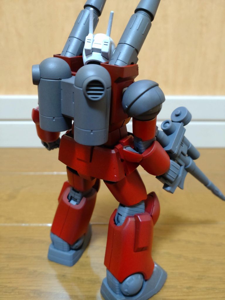 この無骨な背中がたまらん！！