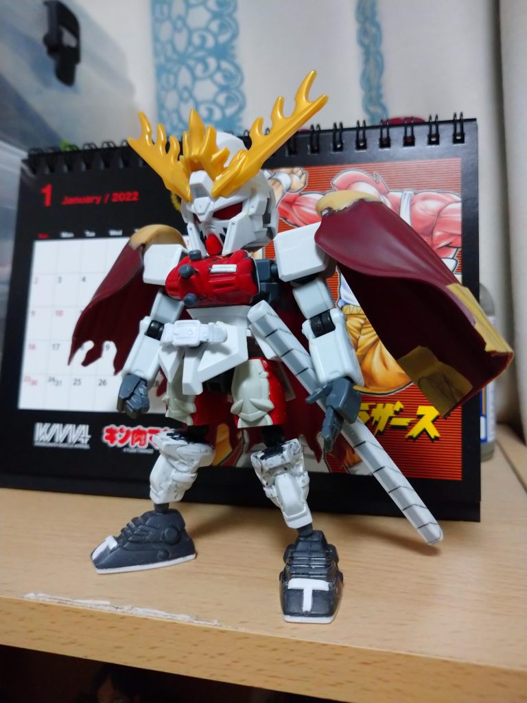 こんな感じでクロスシルエットを基準にして、色々付けてます。最初、マントは広がって付いてました。