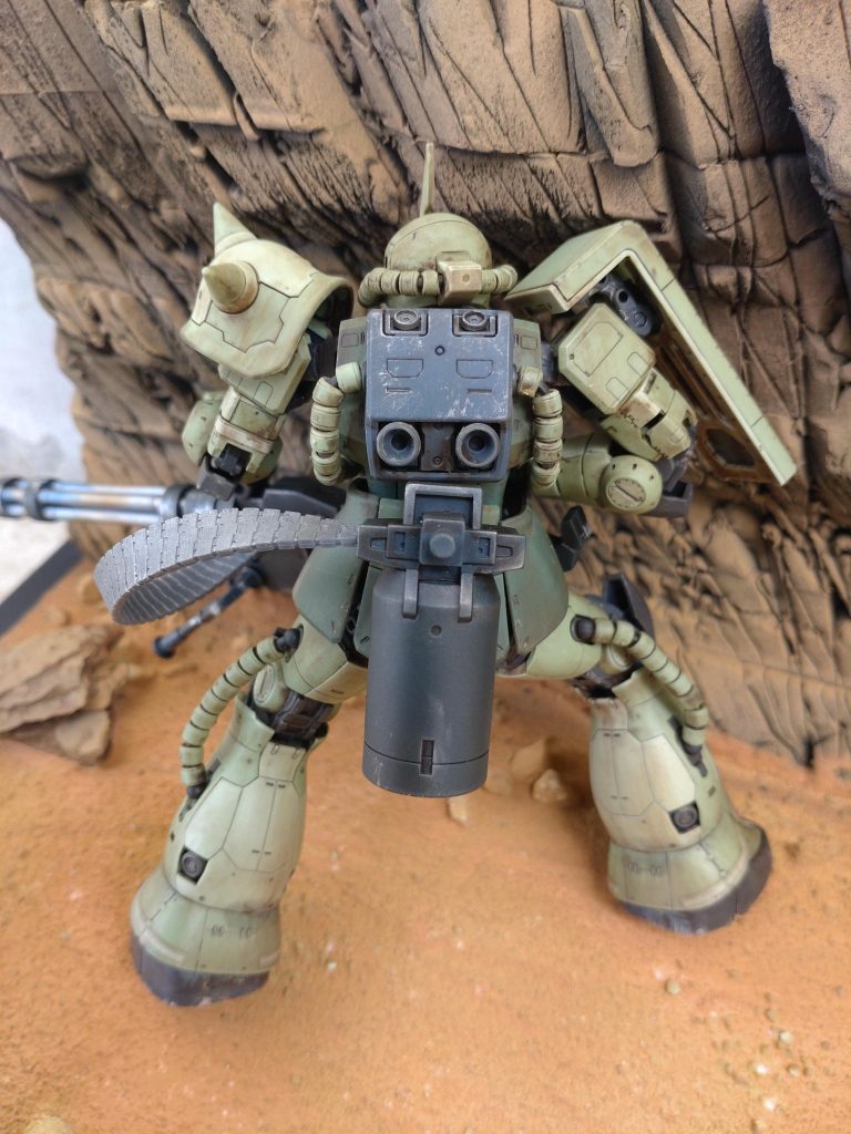 背中です。弾倉とベルトリンクを装着。人間だったら走れませんね・・・