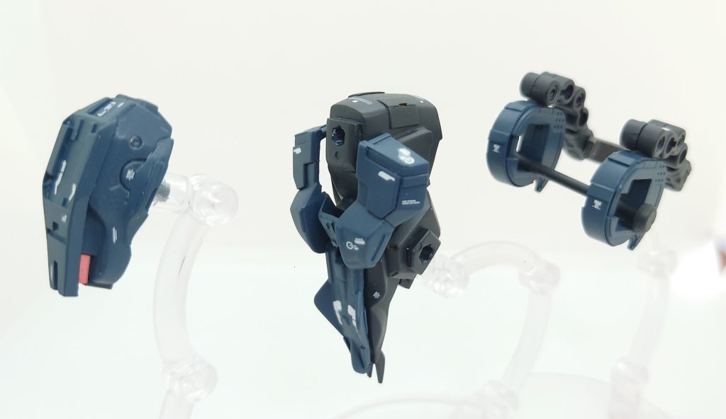 頭部、体、肩のパーツです。肩のパーツは塗装等、色々考えた結果接着せず腕の差し込みパーツと2ミリのプラ棒(肩パーツの中に見えてる)で本体を軸にお互いが引っ張り合う形で固定します。