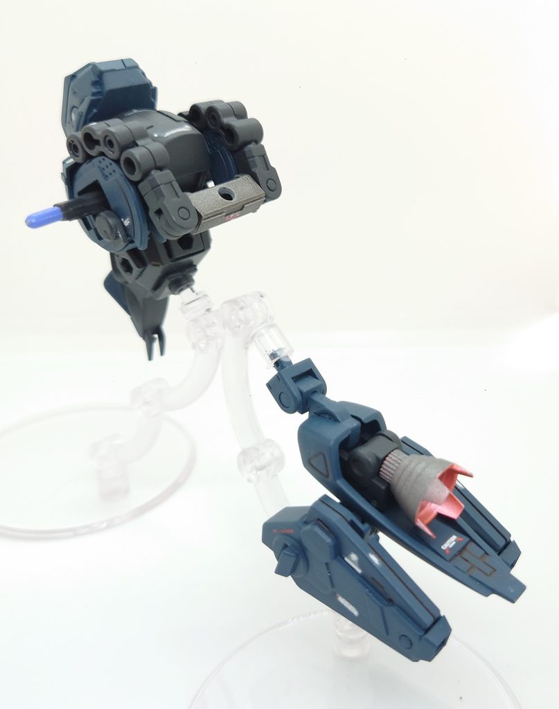 背中が盛りってなったので足元が寂しくないようにここも盛りっとしてみました♪上に見えてるバーニアと下のパーツは途中のパーツを貫通して3mm軸で付いてる感じです。