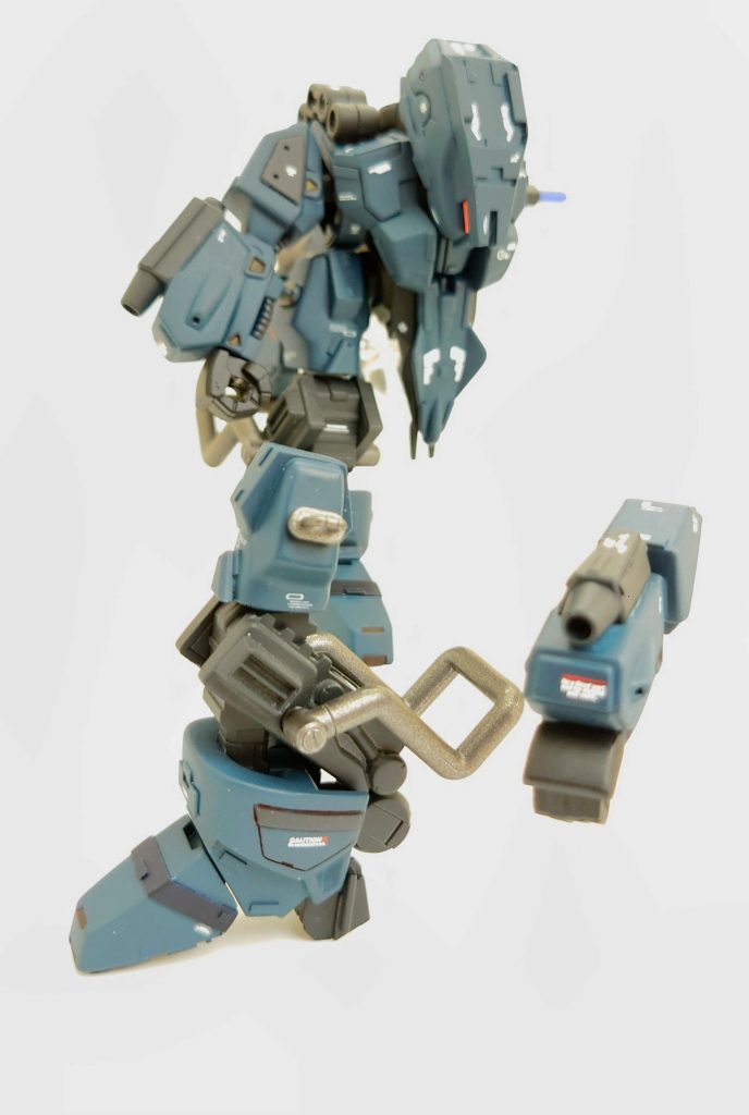 腕と足腕はほぼそのまま使用しました。足は…これもやっぱり苦戦しましたwSDと言えば足の短縮！後、飛行形態になるのに足はほぼそのままなのが気になって、やりたいことを詰め込んだら元のキットの足の付け根と足先のみになってしまいました(ﾉ≧ڡ≦)☆ｴﾍﾍ 