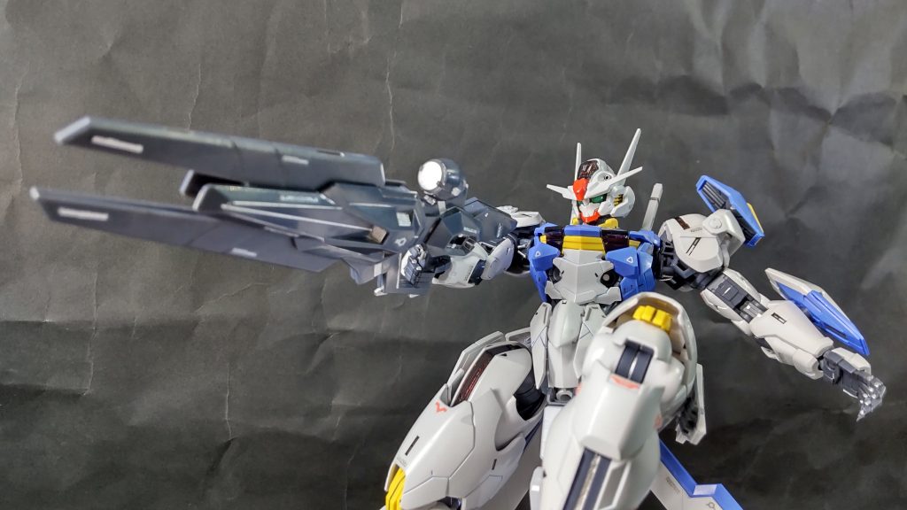 ライフルも塗分けてます。脇の下にはオープニング等で確認できるパイプのモールドがあるのですが、キットはメッシュが入ってない、二本に分割されてないと簡略化されています。加工すると強度が落ちそうだったので、ゴム紐を貼り付けるお手軽ディテールアップをしました。