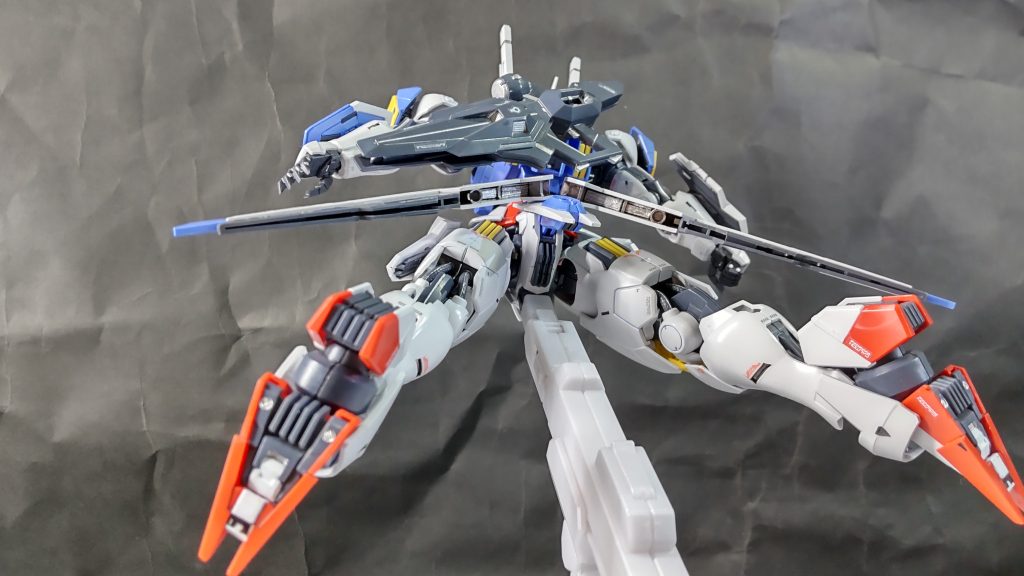 オープニングでの飛行シーンをイメージ。足裏つま先は白くし、設定に忠実に。腰のガンビットの肉抜きが気になったのでプラバン積層で埋めて、ディテールにしました。