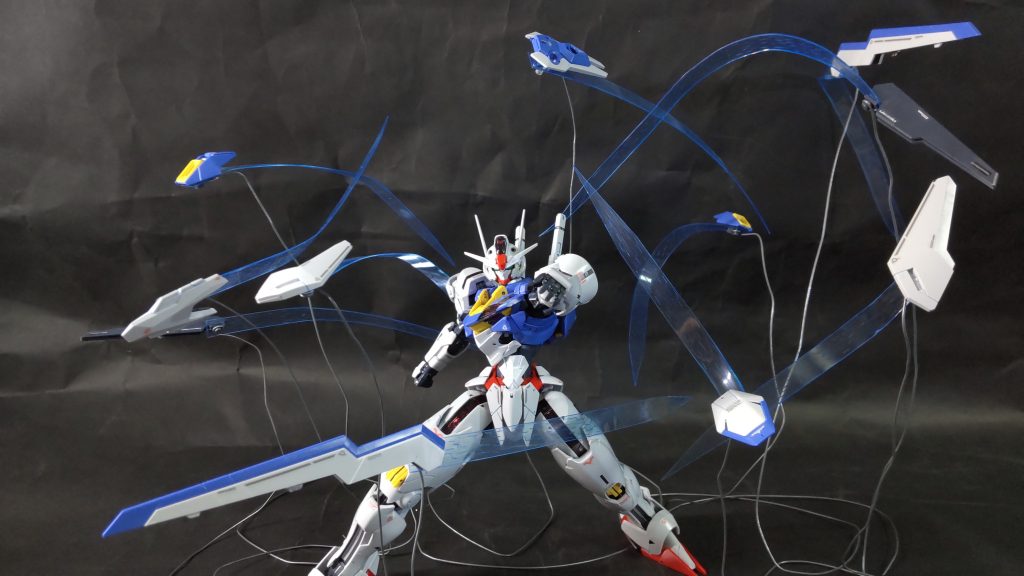 ガンビットエフェクトは縮む透明プラバンを切り、パーメットの模様を適当に掘りました。青いマジックで染めて、モールドに蛍光クリアーをスミイレし、軌道の青い線を表現。こちらもUVライトで光ります。