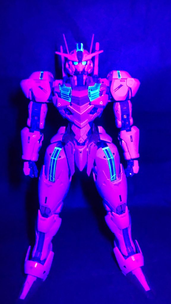 パーメットスコア6を素立ちで。蛍光クリアーで塗るのは、Youtuberのヲタファさんの作例を参考にしました。もう少し紫が少ないライトがあると映えそうです。