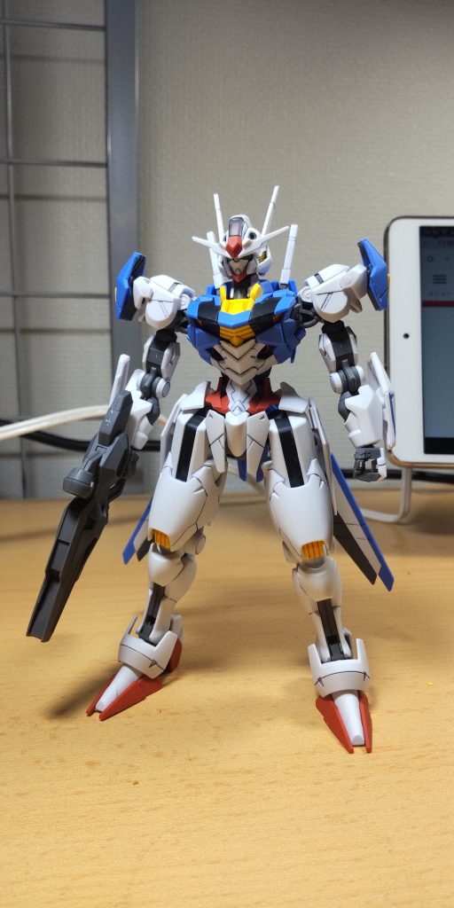 最初この形はあまり好みではなかったのですが、触っているうちにカッコよく思えてきました(´∀｀)スミ入れと部分塗装のみですが、このビットオンフォームがいい情報量だったのでデカールはせずにトップコートを吹きました。あと、好みでパーメットエフェクトははずしました。やっぱ主人公機！ナイトのようでかっこいい✨ 