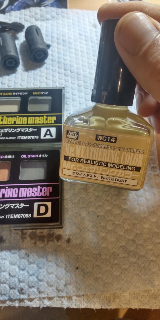 Mrウェザリングからーのホワイトダストで、海水褪せのような仕上がりを目指します。