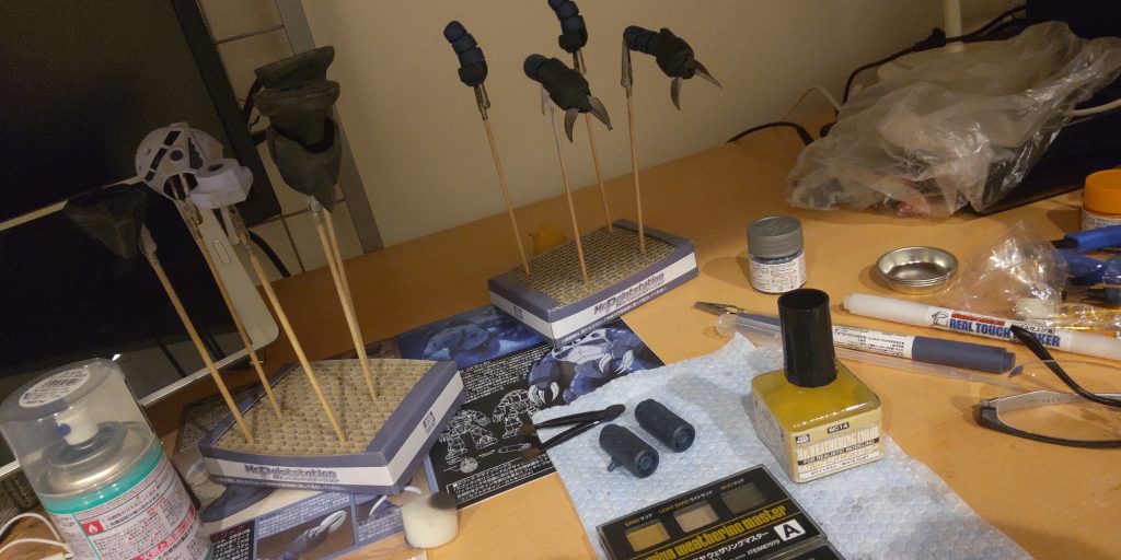 成型色イメージですが、クローと腕部、脚部を塗り分けました。