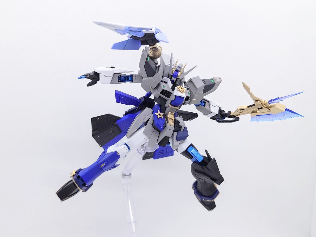 マルチバインダービームガン、実体刃を装備しシールドやスラスターとしても機能するマルチバインダーです。