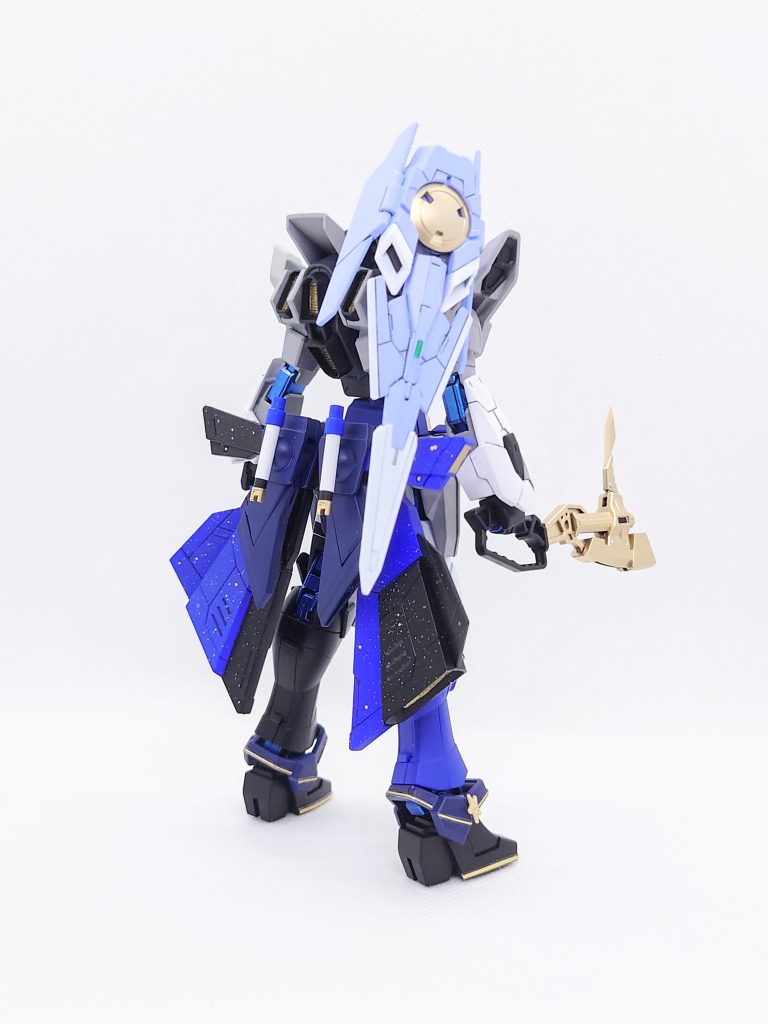 背面バインダーはサイドテールをイメージしました。腰のリボンはストライクフリーダム系列のスラスターを組み合わせています。ビームサーベルはマイクをイメージした配色にしました。