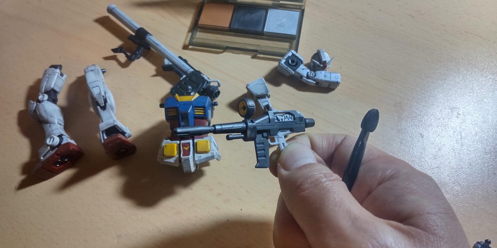 武器はシルバーで剥げの表現を。