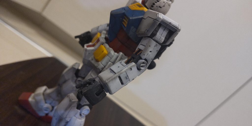 ウェザリングマスターのガンメタルで全体のエッジを、膝下はオイルでさらに色を足しました。