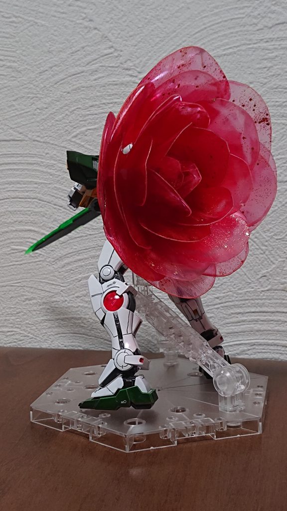 プラ板を熱を加えて曲げて花びらを作ったんですが、バラに見えますか?バラと思って下さい😨