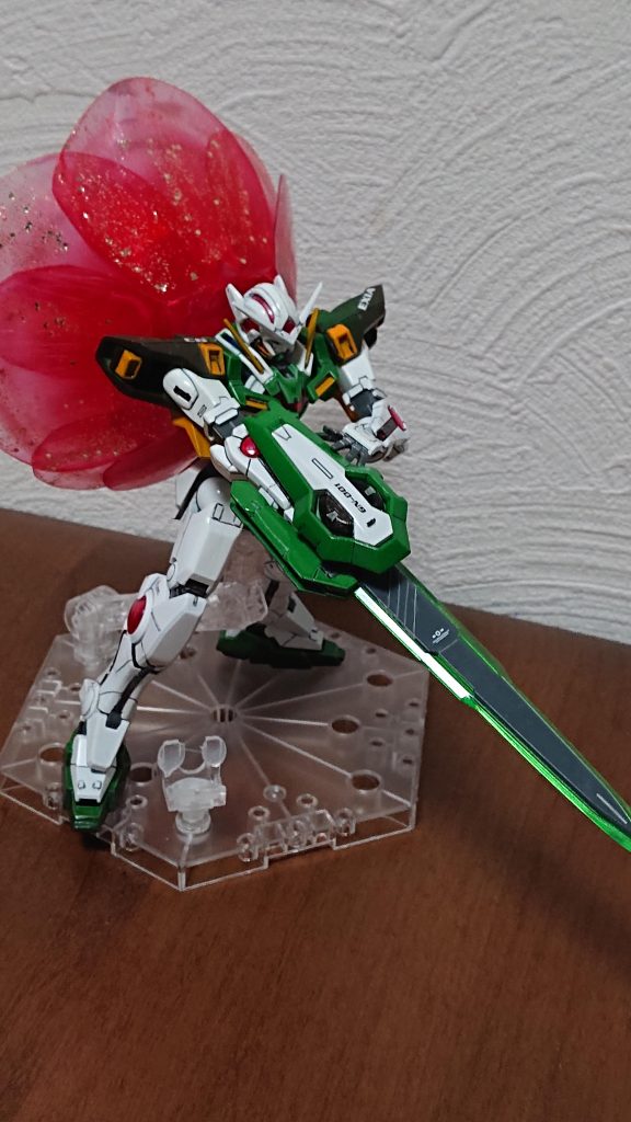 出品のために作ったのでポーズ固定です(動きますが)ビームサーベルや左のハンドパーツも省略何とか間に合わせたんですが、会場に行ったら皆さんの作品がすごくて、全然目立たない所に飾ってしまいました。もっと見てもらえるように飾ればよかったそれもまたいい思い出 の作品!