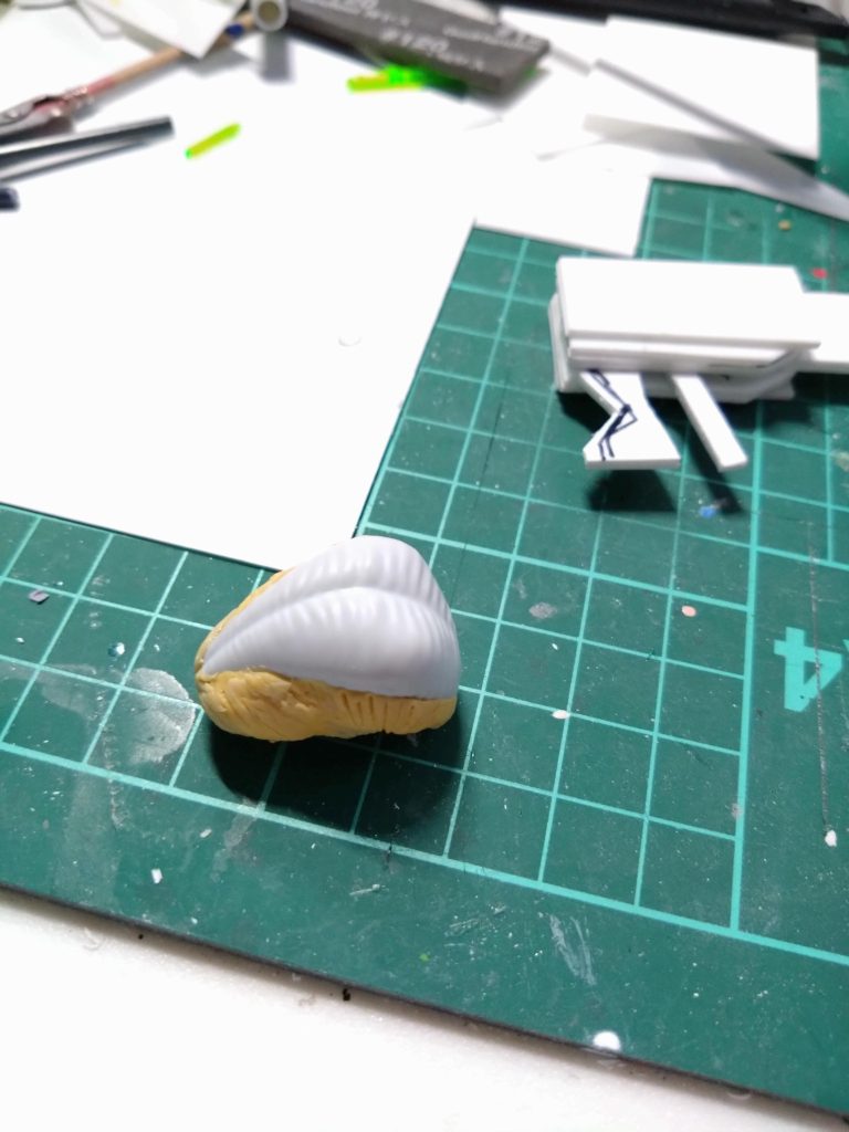 実はミオリネさんやグエルディランザの残りパーツでの制作途中なのですが、そちらはまだまだ時間がかかります。最近普段は出張中の為、週末休みしか作業時間がとれませんね。😅そんな中ディランザの頭パーツのモコモコした白いパーツが目に止まりコレってリーゼント?1度そう思うとそうとしか見えなくて制作開始。