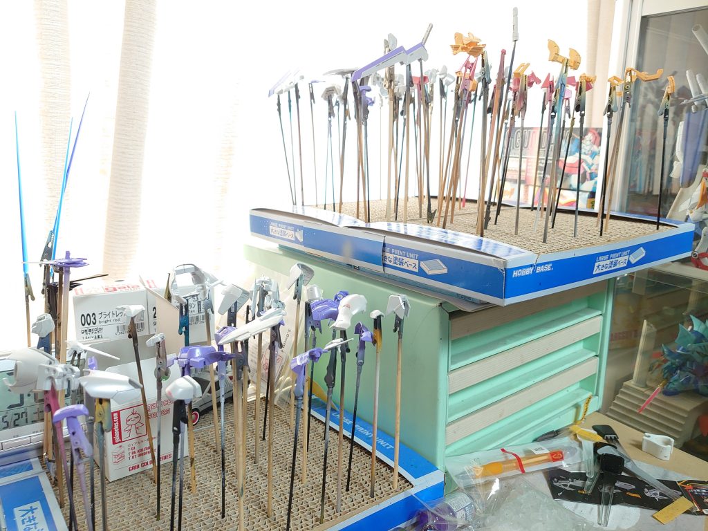 塗装レシピは以下のとおりです。白:成型色のまま青:Exホワイト→ラベンダー+Exホワイト黄:Exホワイト→マイルドオレンジ+Exホワイト赤:ピンクサフ→カーマイン+Exホワイトメカ:黒→スターブライトアイアンスコープ:黒→スターブライトジュラルミンスミ入れはアクリルのスモークとウェザリングカラーのブラウンで行い、シール(余白切除)を張った後に白、青、黄、赤の部品をムーンストーンパールとExクリアでコートしています。