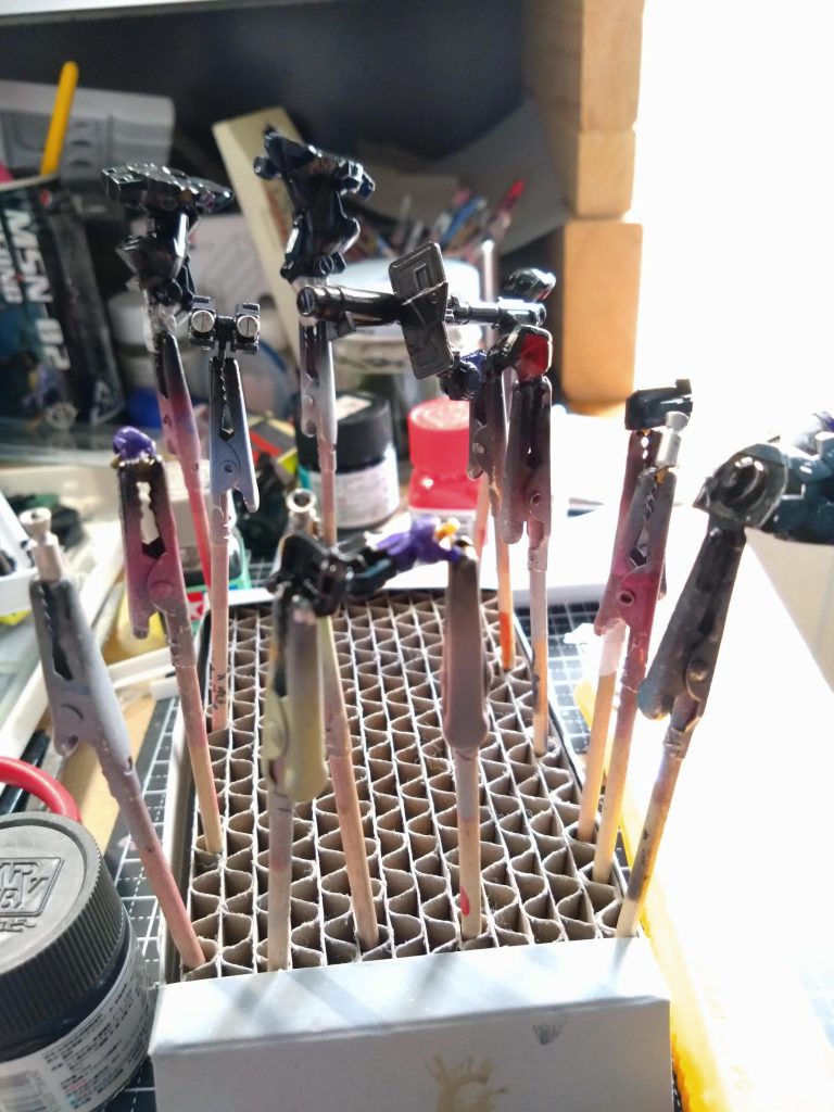 塗装状況。筆塗りしました。トップコートの時にスレッタのリーゼントも一緒にやりました。脱線してましたがコレできたので本来の制作に戻ります。😄